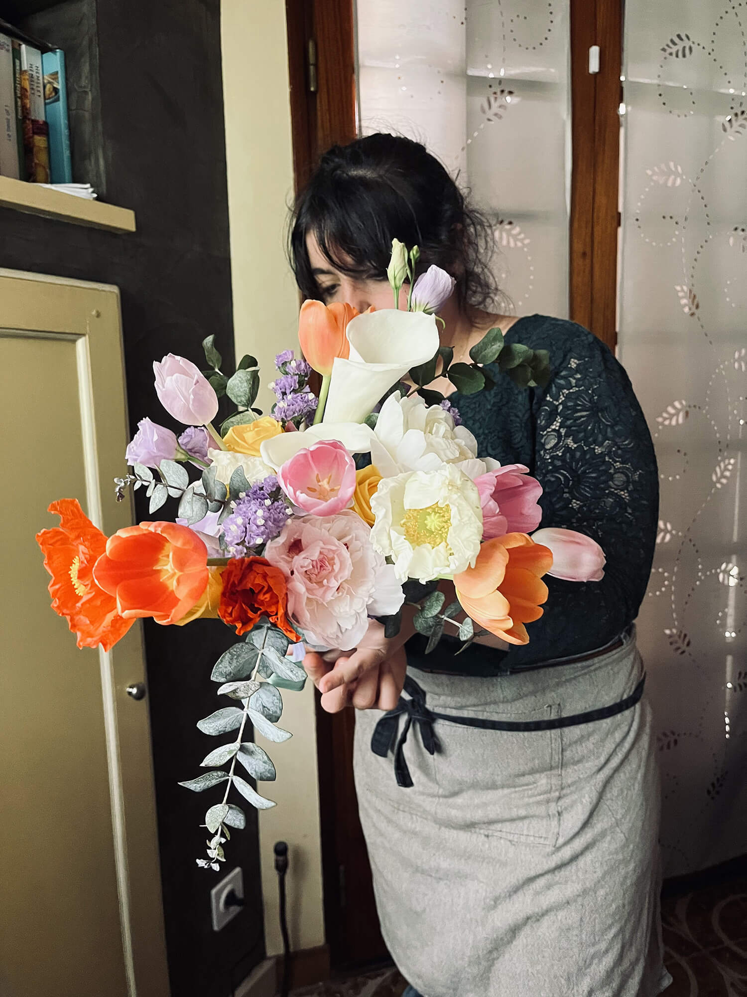 Océane, fleuriste mariage, arrangeant un bouquet de pivoines
